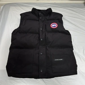 Canada Goose Väst För 1500 kr - Den e ganska ny jag fick den för cirka 3 månader sen och har använt den kanske 15 gånger i 3 månader. Den västen är vattentät och gör dig varm i kroppen