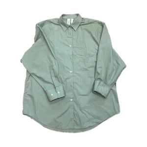 Oversized skjorta - Oversized ljusgrön skjorta i strl M, men då den är ganska oversized passar den definitivt större storlekar. Som nytt skick!