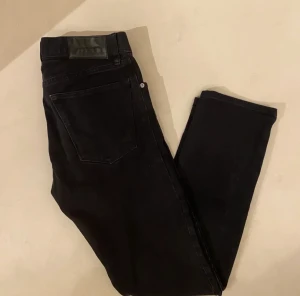 J.Lindeberg Jeans  - Hej! Säljer nu mina J.Lindeberg jeans i storlek 29/30, fint skick. Tveka inte på att höra av dig om du har frågor kring varan!