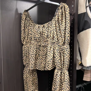Blus - Jätte fin blus från Gina❤️ helt oanvänd och utan några defekter. Storlek S men passar M oxå. Kontakta för fler bilder 🥰