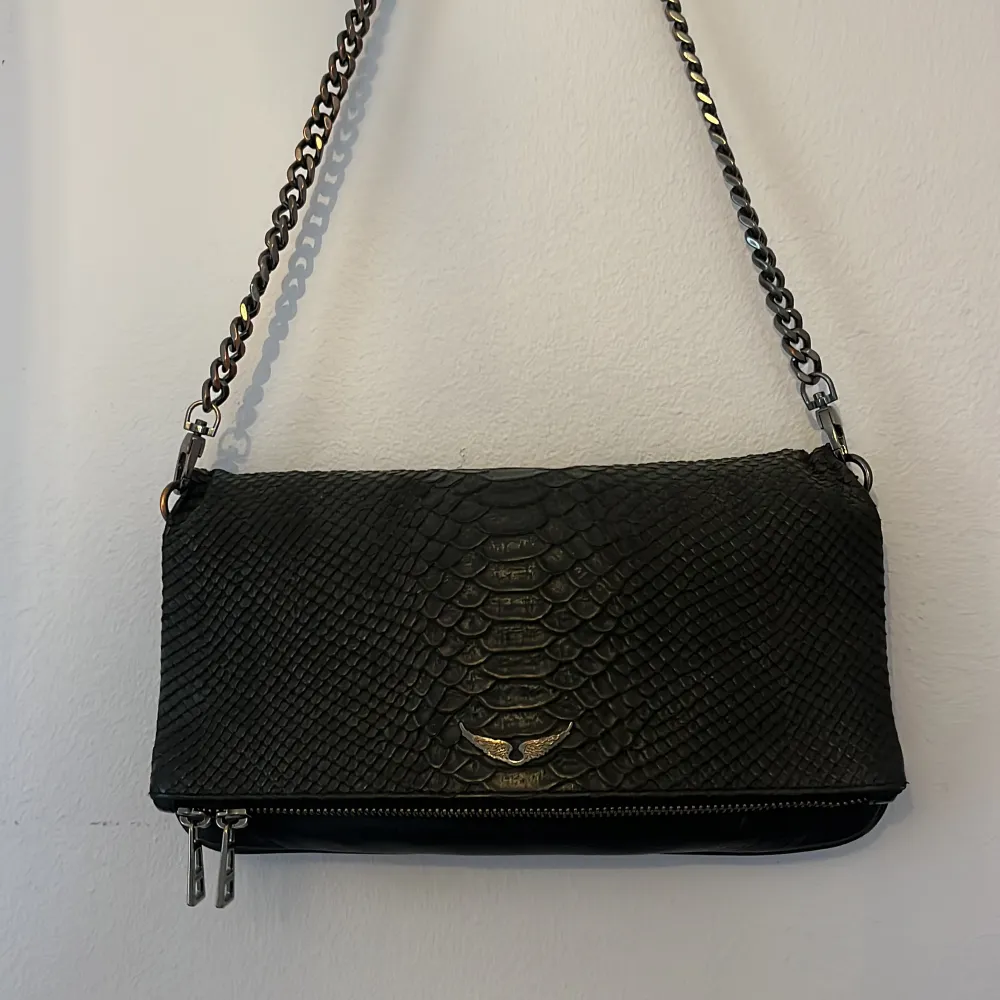 Zadig handväska som min tjej fick i present men använd ytterst lite Inga hål, skador m.m :) Krokodil skinn men en svart/mörkgrå ton. . Väskor.
