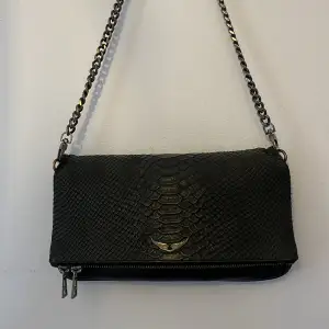 Zadig handväska som min tjej fick i present men använd ytterst lite Inga hål, skador m.m :) Krokodil skinn men en svart/mörkgrå ton. 
