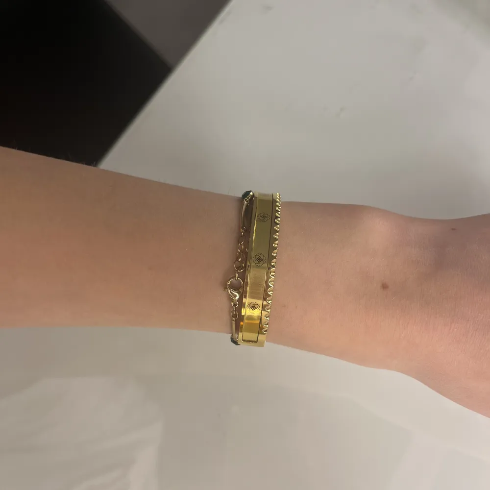 Guldarmband från Ezele Sweden, (18k guld) Super snygg och passar till allt!  Oanvänd och i super bra skick💕 Original pris: 1250kr Pris kan diskusteras :). Accessoarer.