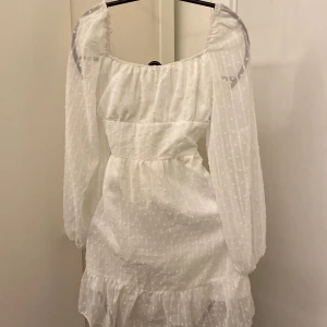 Vit klänning - Jätte fin vit klänning med tyg man kan se igenom på ryggen och armarna, använt den ungefär 3 ggr, Kontakta om du vill sänka pris eller om mer information 