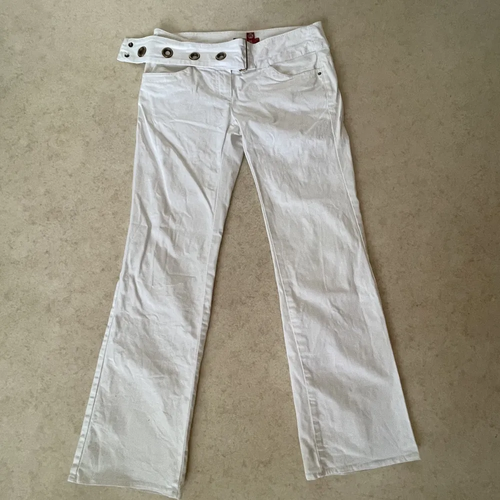 Assnygga vita lågmidjade jeans, köpta på humana på Drottninggatan i vintras. Säljer då de inte kommer till lika mycket användning längre och behöver plats i garderoben. Byxorna passar bra på mig som i vanliga fall har runt strl S och är 160cm lång 💋. Jeans & Byxor.
