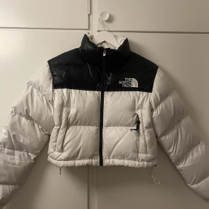 The north face nuptse ”kort” - Hej! Jag säljer min vita north face nuptse jacka i den korta modellen, denna kommer inte till användning längre så jag känner att den behöver en ny ägare!! Så fin- söt jacka, lite skavanker då den är vit därav priset!! 🫶🏽🫶🏽