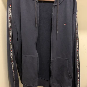 Tommy hilfiger tröja  - Väldigt fin Tommy hilfiger tröja. Använd ett fåtal gånger. Är i ett ny skick, den är också väldigt sällsynt. Priset är inte hugget i sten. 