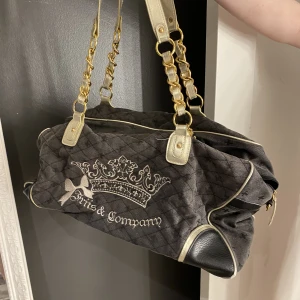 Väska - Grå väska med guld detaljer, det är plastig guld och banden har defekter (se bilden)