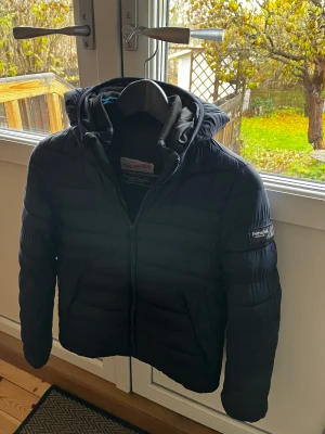 Vinterjacka Barn - En snygg vintejacka och fel på utsidan men ett hål i högra fickan. Säljer pga för liten