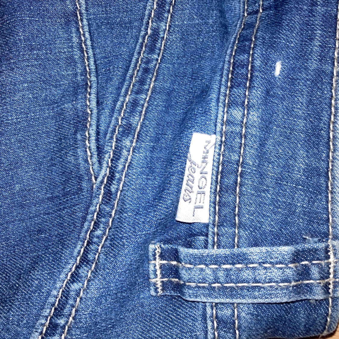 högmidjade jeans men dom e fina på vem som helst  - 91