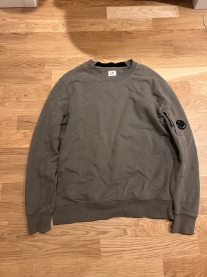 Cp company tröja - Riktigt fräsch cp company tröja som knappt har använts, skick är 9/10. Kom dm för fler bilder eller frågor!