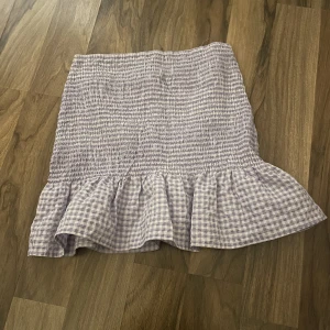 Lila och vit rutig kjol - Lila och vit rutig kjol med volang 