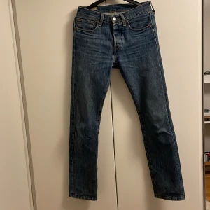 Levis 501 - Jättesnygga Levis 501or i mörkblå färg. Storlek W28 L32. Använda. Köptes för 1200kr. Fråga gärna! Pris kan diskuteras vid snabb affär!