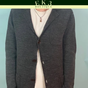 Hugo Boss kavaj  - Cardigan/kavaj från Hugo Boss.   Fint skick  Perfekt nu till hösten/vintern Storlek L men sitter som en M Inga skavanker Möts i Stockholm och fraktar över hela sverige Nypris över 2000kr 