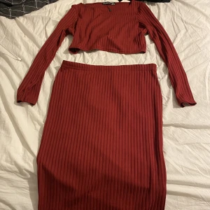 Rött set - Sparsamt använd, stretchig, inga synliga skavanker, normal i storlek.