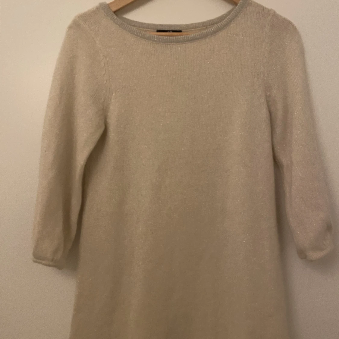 Ljusbeige glittrig stickad klänning - 90