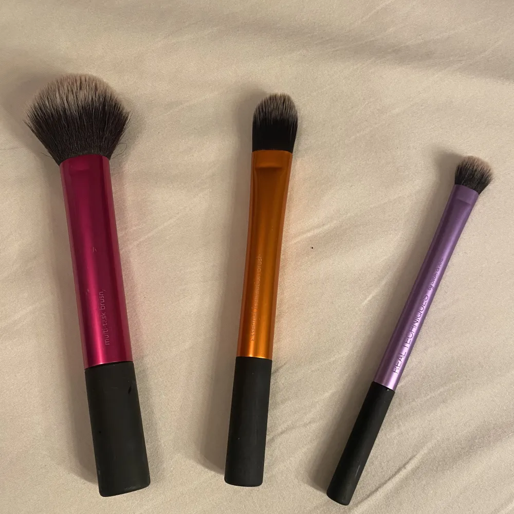 Fråga om priser💕 BILD1 märke REAL TECHNIQUE: multi-task brush (vänster), essential fondation brush (mitten), domed shadow brush (höger). BILD2: bra för ögonskugga & eyeliner💕. Accessoarer.