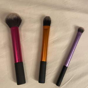 Fråga om priser💕 BILD1 märke REAL TECHNIQUE: multi-task brush (vänster), essential fondation brush (mitten), domed shadow brush (höger). BILD2: bra för ögonskugga & eyeliner💕