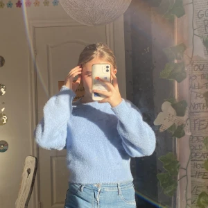 Tröja - Jättemysig och fluffig tröja! Säljer pga att jag inte använder den så mycket längre. Den är jättegosig och har en superfin blå färg! Bra skick och perfekt nu till vintern! Storlek XS