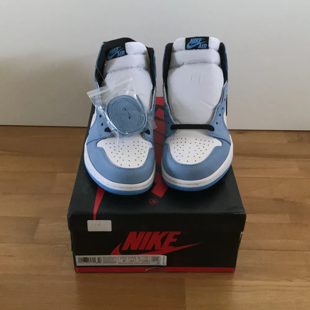 Säljer mina oanvända Jordan 1 university blue i storlek 42, ljus blått skosnöre tillkommer också.. Skor.