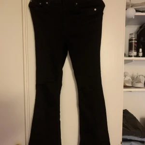 Jeans  - Säljer mina jeans då jag inte haft någon användning av dem. Helt nya, jätte sköna och fina.