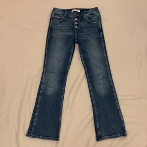 Zara flared jeans - Super snygga blåa zara jeans för bara 200kr i storlek 164.😍 Bra kvalitet nästan aldrig använda❤️❤️