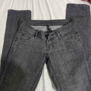  låg midja jeans  - Jätte Finn storleken 27 från Gina 