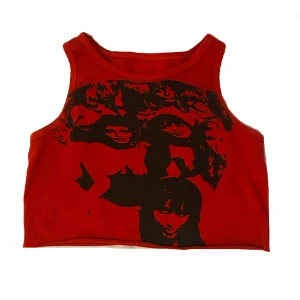 Y2k rött linne  - Jätte coolt Y2k linne, klippt men syns ej, i bra skick🙏