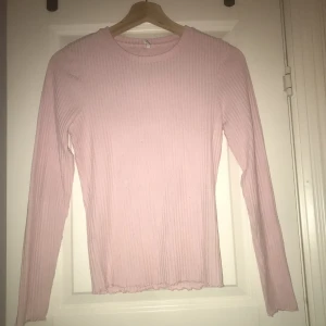 Only Tröja - Ribbad jättefin o skön tröja ifrån only🌸 Intill oavänd!  Ljus/babyrosa 