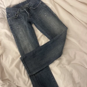 Lågmidjade jeans -  Säljer dessa supersnygga lågmidjade vintage jeans från märket ”we JL”. Storlek 27” i midjan. Innerbenslängden är 80 cm och midjemåttet rakt över är 38 cm.🤍💓😚
