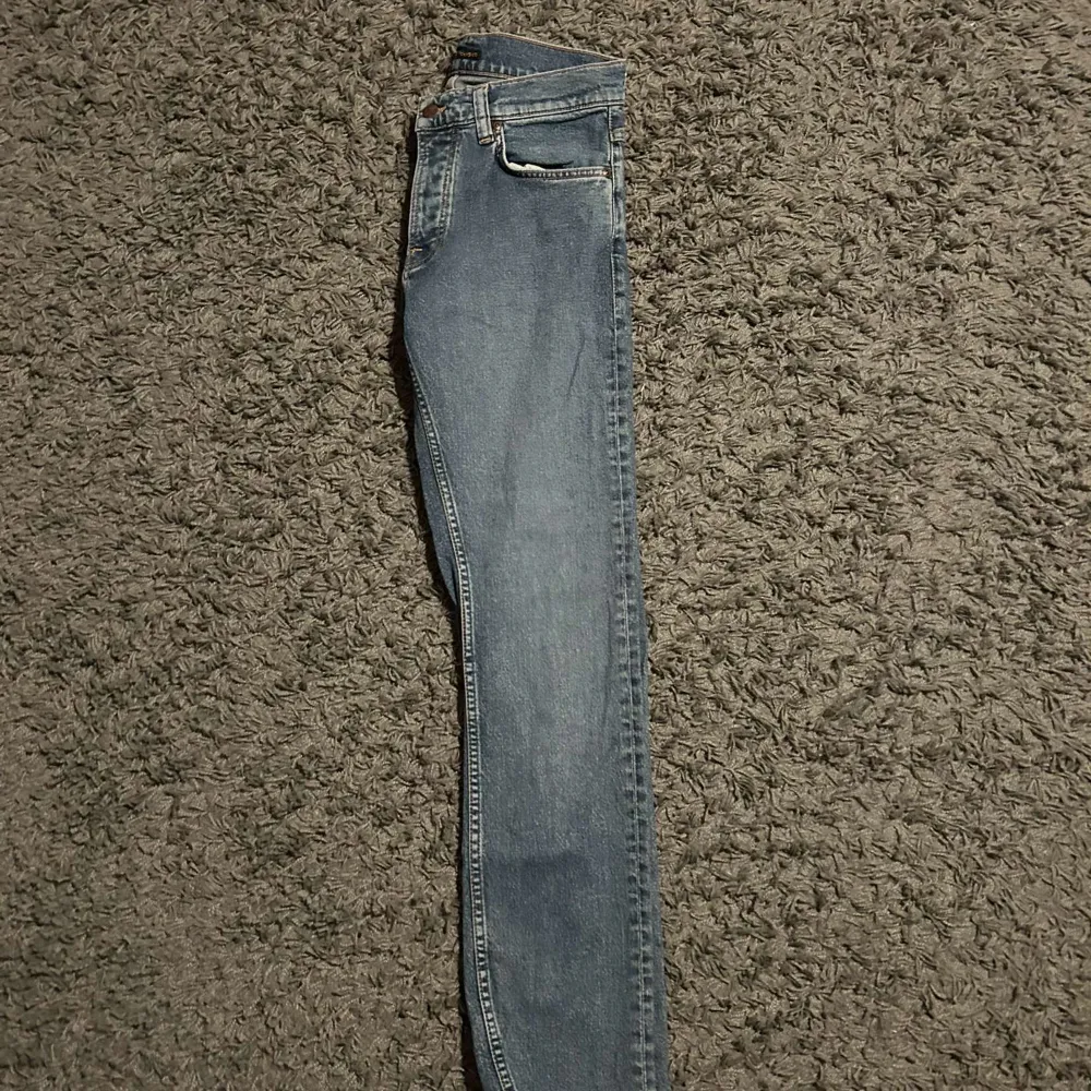 Säljer domma jeansen på grund av storlek, skick 8/10 väldigt fin skick.  Skriv till mig om mer frågor?. Jeans & Byxor.