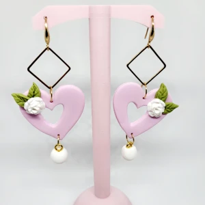 Örhängen  - Egengjorda örhängen i polymerlera 🩷  Själva hängen är i rostfritt stål och pläterat i guld, nickelfria!  Går att byta till plast eller clips om så önskas.