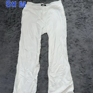 Bik bok Linne byxor - Vita Linnebyxor från Bikbok, stl M🥰