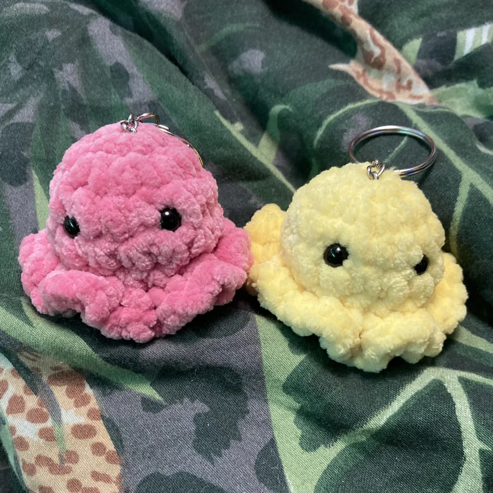 En gul virkad bläckfisk nyckelring som jag gjort själv ☺️ Finns fler saker att köpa på min insta @hanna_crochet_ 🫶🏽 . Accessoarer.