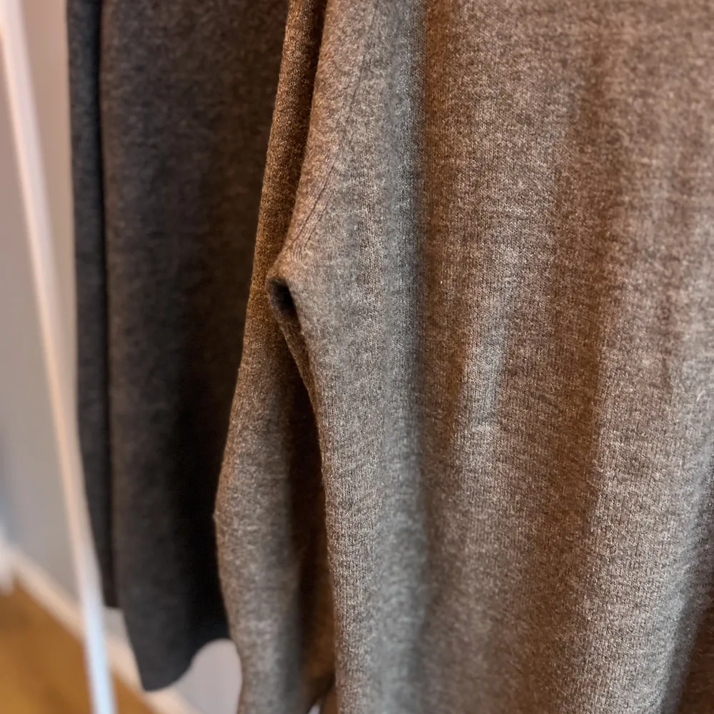Två superfina stickade tröjor från VILA. Dock är alla lappar inne i tröjan bortklippta. Bra skick! Den grå är lite kortare än den bruna. Båda i storlek M.. Stickat.