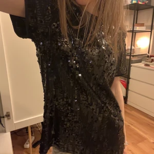 Paljett t-shirt - Jättefin paljett t-shirt som inte kommer till användning. Kan säkert klippas kortare för annan styling! Tryck gärna på ”köp nu”❣️