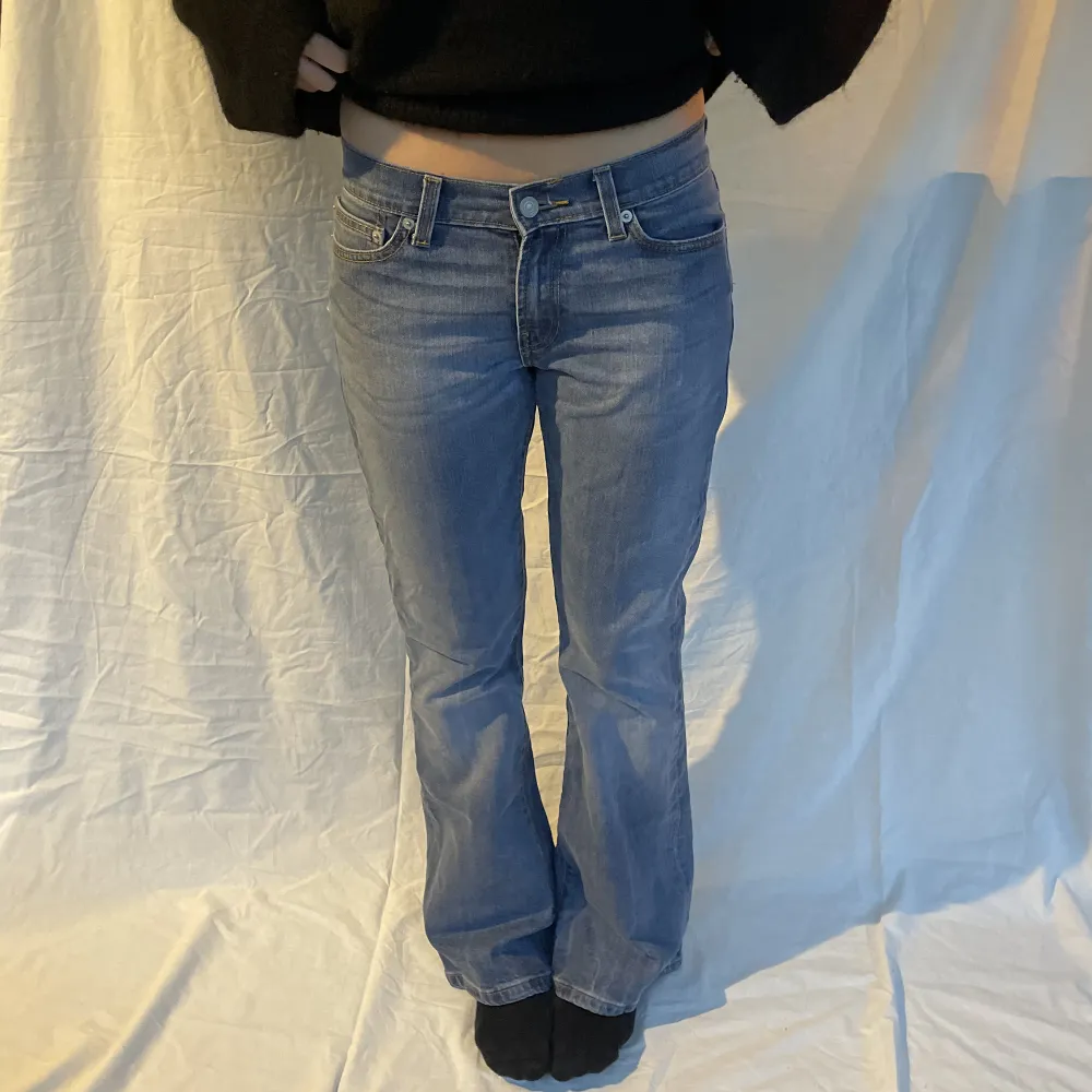 Fina levis jeans i modellen 10529 bootcut, storlek 28x30 MÅTT: midja 37cm, innerbenslängd 76cm. Jeans & Byxor.