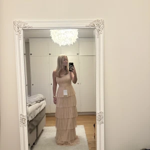 Klänning  - Säljer denna ljusrosa klänning pågrund utav att jag missat returdatumet och kan ej lämna tillbaka, då det var en annan klänning som passa mig bättre. Är du intresserad eller har några frågor är det bara att skriva. Alla lappar sitter kvar och ej använd