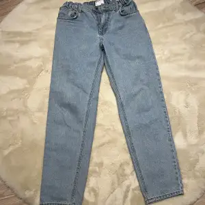 Ljusblåa Jeans i nyskick från ASOS med elastiskt midja och normal passform. Storlek 30/32 