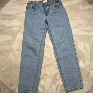 Ljusblåa Jeans från ASOS - Ljusblåa Jeans i nyskick från ASOS med elastiskt midja och normal passform. Storlek 30/32 