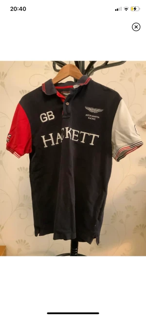 Hackett Aaron Martin Racing Piké - Pikén är i nästan nyskick. Storlek L.