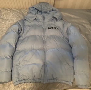 Hoodrich jacka - Slut snygg jacka, varm ni till vintern, hör av dig om övriga fråger osv, skick 9/10, spklart äkta köpt från jd sports. Perfekt nu inför kallare väder:)