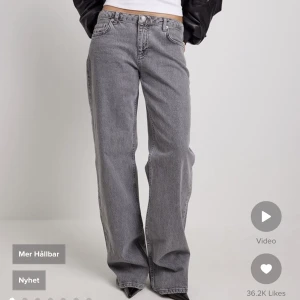na-kd gråa jeans  - Lågmidjade gråa uppsprättade jeans från na-kd, super fina och jättebra skick! Säljer då de ej kommer till användning💞Nypriss 699, pris kan diskuteras!!