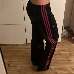 jättesnygga adidas byxor som är baggy!! man kan ha de lågmidjat 🤍🤍 byxorna har en ”fläck”, syns inte tydligt men meddela mig så kan jag skicka bild på den!! 🙌🏻