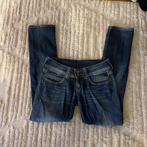 Pepe Jeans - Säljer mina superfina jeans med ett hål på ena knät eftersom dom är för små för mig. Har använt dom ett fåtal gånger och därför är dom i bra skick.  
