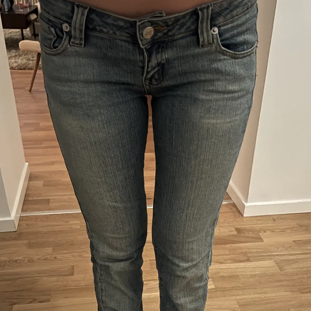 Säljer dessa supersnygga lågmidjade jeans som jag inte längre använder! Modellen på bilden är 160 som referens!❤️kolla gärna in mina andra annonser!!❤️ Innerbenslängden är 84. Jeans & Byxor.