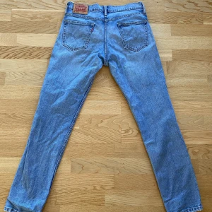 Levi’s jeans - Levi’s 511 ljusblå. Innerbenslängd: 80 cm Midjebredd: 82 cm Lagning i skrevet som inte syns vid användning 
