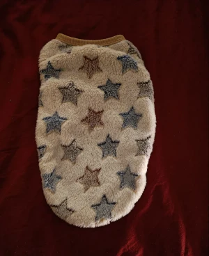 Hundtröja med stjärnor  - Ca 35cm i ryggen. Jättemjukt fleece-tyg. Knappt använd, så gott som ny.