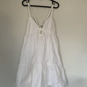 Klänning från BikBok - Endast testad! Superfin klänning som är väldigt justerbar och passar många. Klänningen är i storlek L, men passar M och S också. Den är endast testad med lapp kvar. Nypris 399kr, säljes för 250kr! 