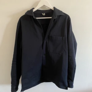 Arket Overshirt - Overshirt ifrån Arket, storlek 48/ S/M, använd fåtal gånger, 750kr